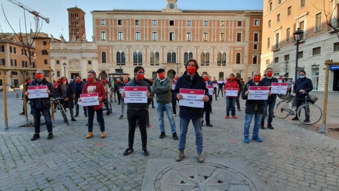 flash-mob-contro-la-violenza-sulle-donne:-uomini-in-mascherina-rossa