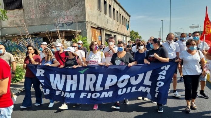 continua-la-protesta-degli-operai-della-whirlpool-di-napoli