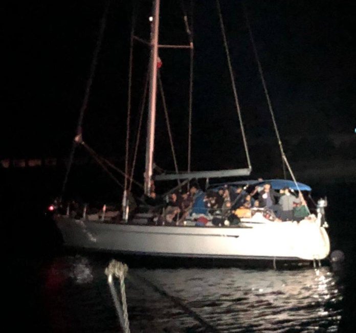 un-nuovo-sbarco-di-migranti-a-roccella-jonica-nella-notte,-in-barca-a-vela-arrivati-in-114