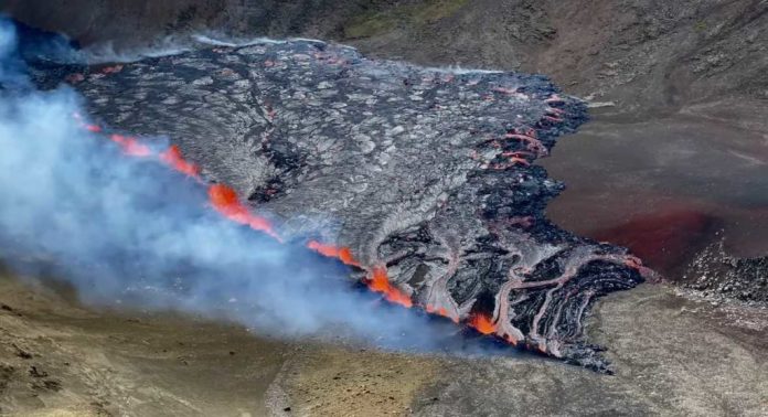 islanda,-eruzione-di-un-vulcano-vicino-reykjavik:-le-immagini-spettacolari