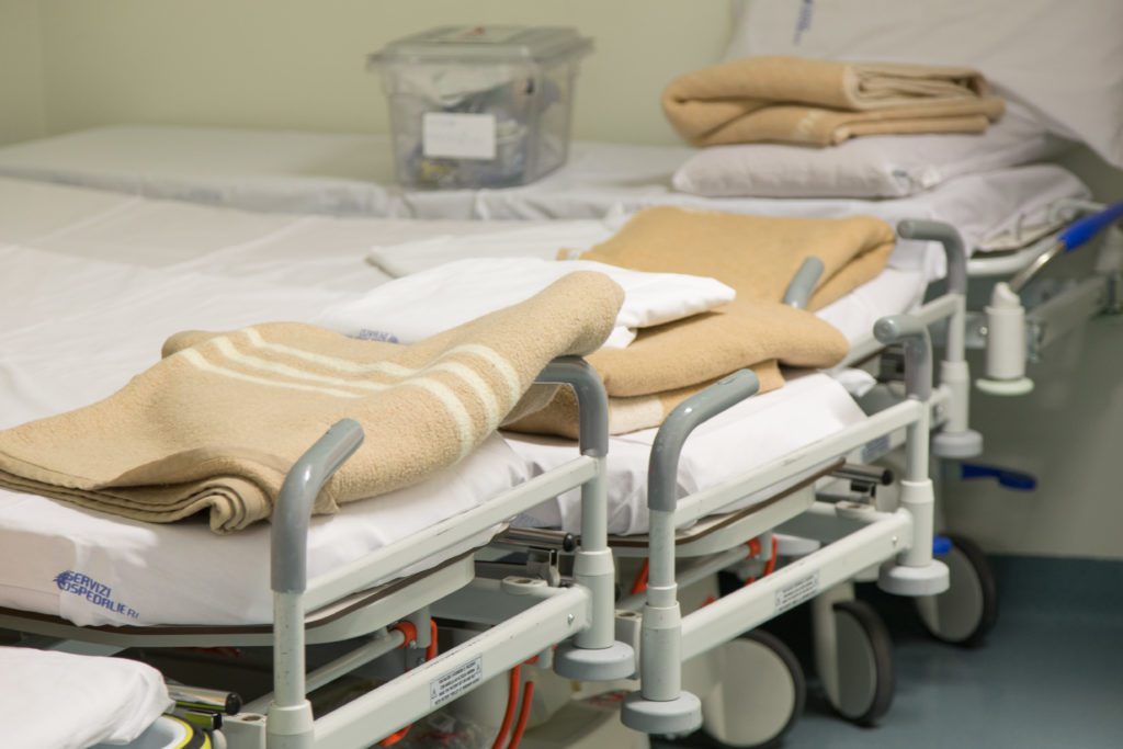“pochi-letti-negli-ospedali-di-bologna:-i-pazienti-dormono-in-pronto-soccorso”.-l’allarme-del-nursind