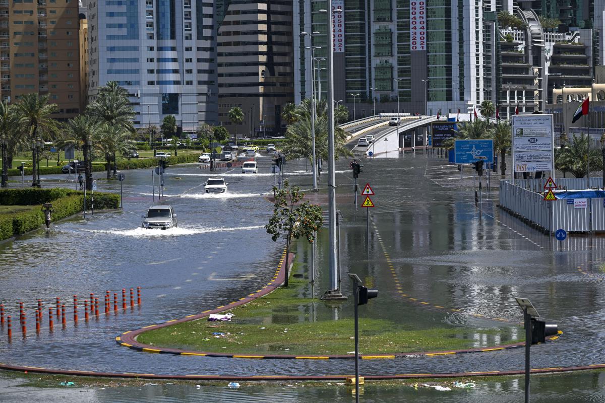 negli-emirati-mai-cosi-tanta-pioggia-in-75-anni,-18-morti-in-oman-per-alluvione